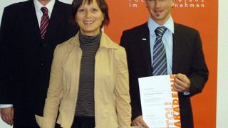 Referent Dieter Börner, Geschäftsführerin der TQU Akademie  Gudrun Jürß und Absolvent Philipp Schäble von AWW  mit dem Zertifikat TQM-Manager Automobil (v.l.). Bild: TQU Akademie (Archiv: Vogel Business Media)