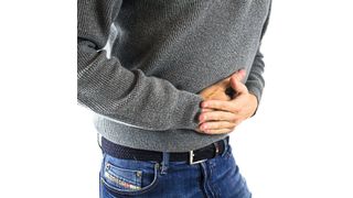 Morbus Crohn verursacht u.a. starke Bauchschmerzen. Neue Forschungsergebnisse könnten bei der Bekämpfung der Krankheit helfen (Symbolbild). (gemeinfrei, Pixabay/derneuemann)