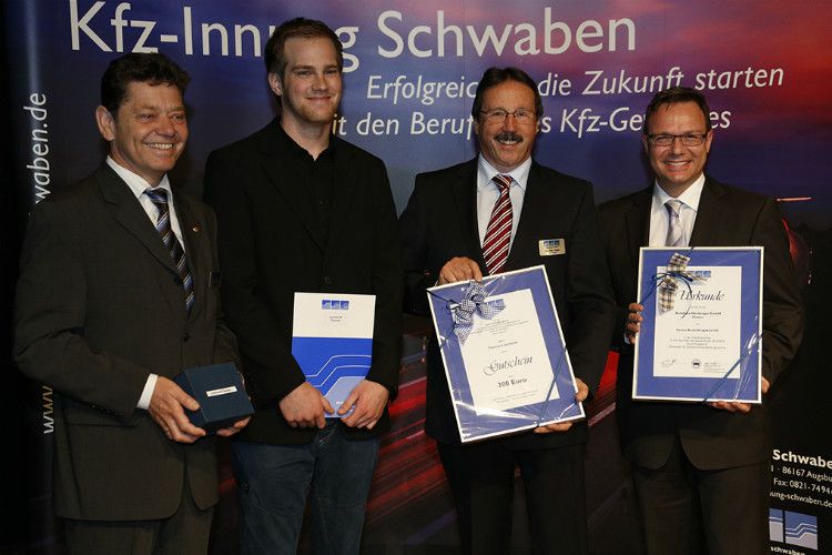 Ehrung des Innungssiegers im Ausbildungsberuf Mechaniker für Karosserieinstandhaltungstechnik: (v.li.) Alois Huber, Vorsitzender des Gesellenprüfungsausschusses, Thomas Leonhardt, Günther Haller, Obermeister der Kfz-Innung Schwaben, und Stefan Walter, Autohaus Heuberger in Füssen. (Foto: Kfz-Innung)