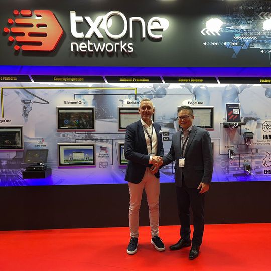 Dr. Terence Liu, CEO von TX One (rechts), und Steffen Winkler, CSO der Business Unit Automation bei Bosch Rexroth (links), auf der Hannover Messe 2025.(Bild:  TX One Networks Inc.)