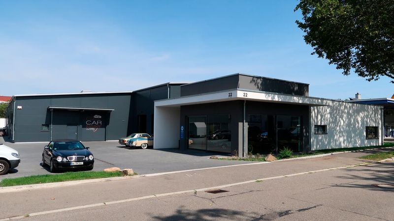 Während die Empfangs-, Verwaltungs- und Sozialräume des Autohauses Hagenlocher in einem Holz-Fertigbau untergebracht sind, handelt es sich beim Werkstattbereich und der angeschlossenen Eventhalle um Stahlkonstruktionen. (Bild: Diehl – VCG)