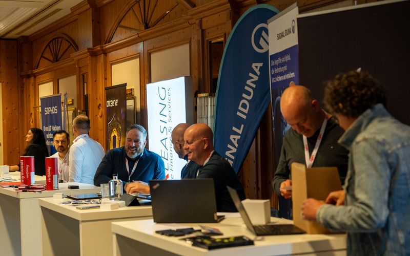 Die Aussteller erwarten die Teilnehmenden. (Bild: CPN)