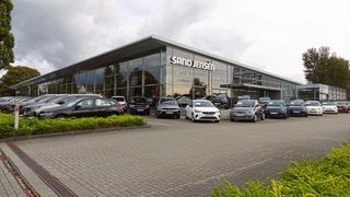 Auch wenn beim Autohaus Sand Jensen in Flensburg alles nach Markenpartner aussieht – der Kfz-Betrieb ist und war schon immer markenunabhängig. (Bild: Schreiner – VCG)