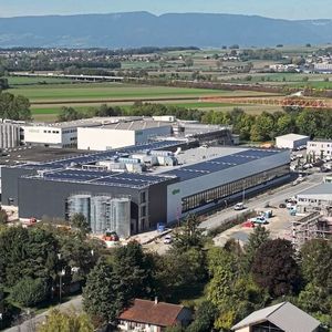 Im Vordergrund der Neubau der Wago Contact SA in Domdidier, im Hintergrund die bestehenden Gebäudeteile.(Bild:  Wago)