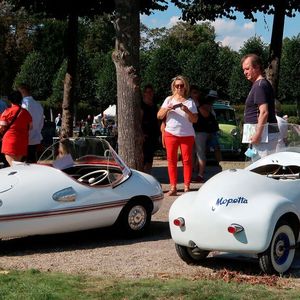 Das Fahrzeugspektrum der Classic-Gala in Schwetzingen ist überraschend breit. Hier die Nachkriegskleinstwagen Zwerg (l.) und Mopetta des Herstellers Brütsch. Beide Fahrzeuge besitzen Kunststoffkarosserien und werden von Einzylinder-Zweitakt-Ottomotoren angetrieben.