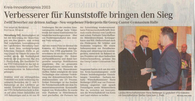 Ein Blick ins Archiv: Alte Zeitungsausschnitte dokumentieren die Entwicklung von VTQ und zeigen, wie das Unternehmen über die Jahre in der regionalen und fachlichen Öffentlichkeit wahrgenommen wurde. Die Sammlung macht sichtbar, dass Unternehmensgeschichte nicht nur aus Produkten, Kennzahlen und Meilensteinen besteht, sondern auch aus vielen kleinen Momentaufnahmen. (Bild: VTQ Videotronik GmbH)