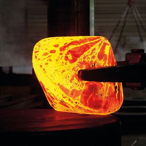 Beim Schmiede-SLM-Hybrid werden zuerst die massiven Bauteilbereiche durch Freiformschmieden hergestellt.