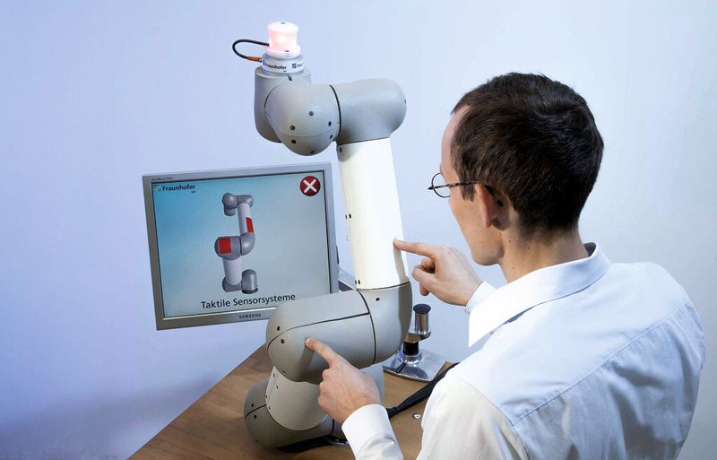 Bild 3: Standard-Sechs-Achs-Roboter mit taktilem Sensorsystem. (Bild: Fraunhofer-IFF)