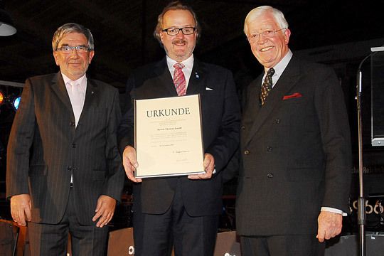 ZDK-Präsident Robert Rademacher (re.) und Hans-Peter Lange (li.), LV-Präsident Berlin-Brandenburg, dankten Obermeister Thomas Lundt für sein langjähriges Engagement mit der Silbernen ZDK-Ehrennadel. (Archiv: Vogel Business Media)