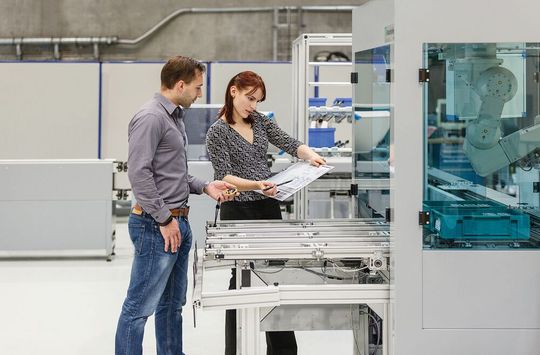 Die industrielle Optimierungsmethode namens Wertstromanalyse läuft seit über 40 Jahren immer gleich ab, sagen Experten. Nun will sie ein Forschungsteam vom Fraunhofer-IPA mit der I-Fakt GmbH ins digitale Zeitalter bringen. Das hat seinen Reiz... Die industrielle Optimierungsmethode namens Wertstromanalyse läuft seit über 40 Jahren immer gleich ab, sagen Experten. Nun will sie ein Forschungsteam vom Fraunhofer-IPA mit der I-Fakt GmbH ins digitale Zeitalter bringen. Das hat seinen Reiz...