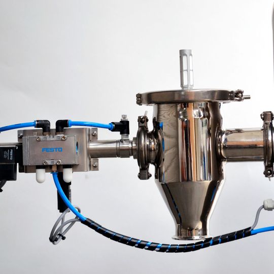 Derichs verfügt über ein richtungsweisendes Technikum, in dem, neben vielen anderen Anlagen, der Probenehmer zu Testzwecken vorhanden ist.(Bild:  Derichs)