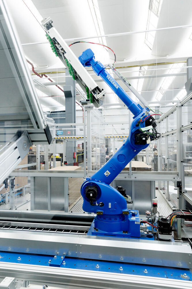 Alle größeren Motoman-Roboter mit der aktuellen YRC1000-Robotersteuerung sind in der Lage, kinetische Energie aus Ab- und Seitwärtsbewegungen ins Netz zurückzuspeisen.