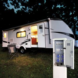 Moderner Campingurlaub ist heute häufig gleichbedeutend mit Wohnwagen oder Wohnmobil, die mit elektrischer Energie versorgt werden müssen.