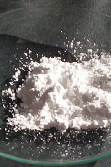 Titanoxide werden oft pulverförmig und wegen ihrer hohen Weißkraft eingesetzt. (Foto: Alnokta/wikimedia commons)