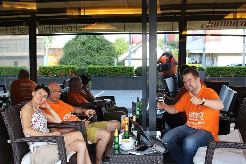 Stanislaw Panow (Netcos GmbH), Ewa Duda und Nils Katthagen (IT-Systemhaus Ruhrgebiet) begrüßen die Bezwinger der zweiten Etappe. (Bild: Holger Esseling)