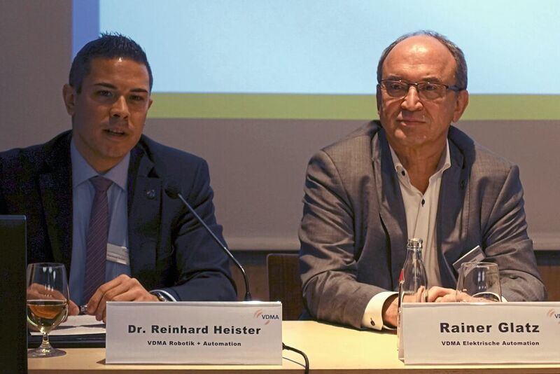 Dr. Reinhard Heister (links) löste zum 1. Januar 2019 Rainer Glatz als Geschäftsführer des VDMA-Fachverbands Elektrische Automation ab. Rainer Glatz verabschiedete sich in den Ruhestand. (Stefanie Michel)