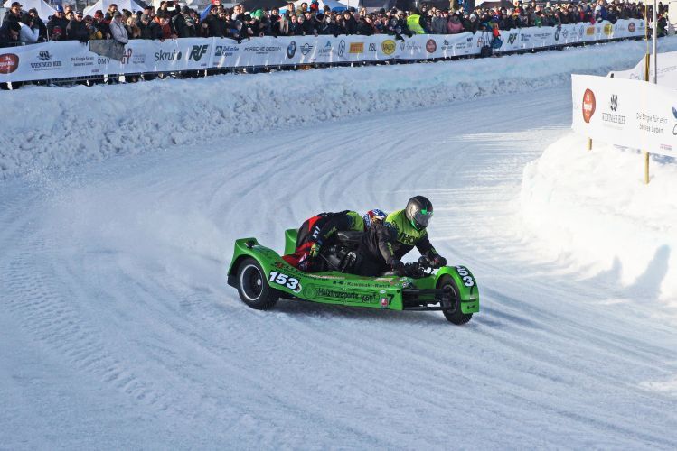 Es gibt offenbar kaum ein Gefährt, das sich nicht auch für die Verwendung als Eisbahnrenner modifizieren lässt. (Bild: Matthias Knödler)