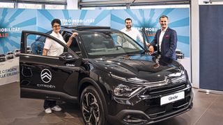 Freuen sich im bisherigen Peugeot-Autohaus auf Citroën als strategische Ergänzung: (v.l.) Serivceassistentin Yvonne Müller, Verkaufsberater Phillip Adam und Gerd Fabricius, Geschäftsführer der Glinicke Automobiles GmbH & Co. KG. (Bild: Glinicke)