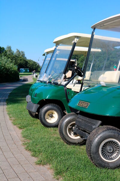 Mit den Carts ging es auf dem Golfplatz Gut Arenshorst von Loch zu Loch. (MichaelTelecom)
