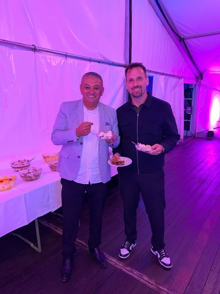 Haydar Arpaci und Adrian Dita genießen die Kalorien. (Bild: Vogel IT-Medien GmbH)