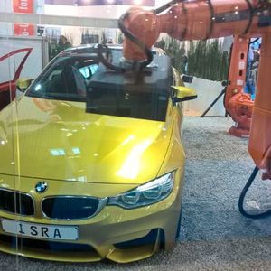 Autolack-Kontrolle bei Isra Vision: Der Darmstädter Spezialist für elektronische Bildverarbeitung prüft das Lackkleid des Autos auf unregelmäßige Stellen. Mit Big-Data-Techniken lassen sich diese Daten aggregieren, korrelieren und daraus Management-Reports erstellen. (Bild:  Franz Graser)