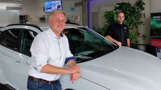 Betriebsleiter Jürgen Kolodziej (vorn) und Serviceleiter Jan Kuschmierz haben den Heinemann-Betrieb in Salzgitter zukunftsfähig aufgestellt. (Bild: Rosenow/»kfz-betrieb«)