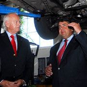 ZDK-Vorstand Manfred Steinbrecher (links) und Bundesumweltminister Sigmar Gabriel. (Archiv: Vogel Business Media)