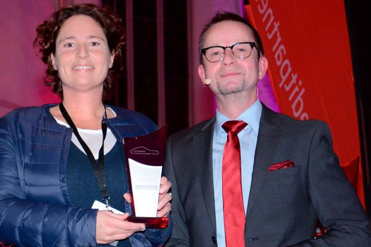 Der Sieg in der Kategorie „Captive Finanzdienstleister“ ging an Daimler Financial Services, vertreten durch Tina Kochendörfer (zuständig für Hochschulmarketing). (Foto: IFA)