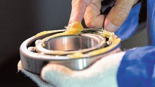 Wälzlagerausfälle stehen oft im Zusammenhang mit der Schmierung.  Zu viel oder zu wenig Schmierstoff, Verschmutzung oder gar ein unpassendes Produkt können die Auslöser sein. (© surakit – stock.adobe.com)