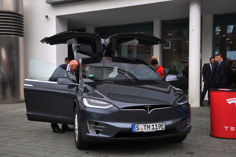 Aber auch Tesla selbst war mit seinem Elektro-SUV vor Ort. (Seyerlein / »kfz-betrieb«)