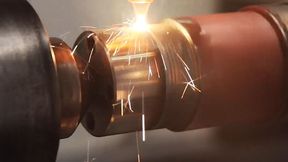 Bewährte Prozesse des Laserauftragschweißens werden vom Fraunhofer ILT aus Aachen und Etxetar aus Spanien jetzt soweit optimiert, dass sie in weiteren Industriezweigen dabei helfen können, neue Anforderungen zu erfüllen. Hier wird eine Eisenbahnachse per LMD repariert. (Bild: Etxetar)