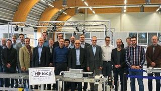 Das Hi-Flecs-Projektkonsortium bei der Abschlussveranstaltung in der Smart-Factory-OWL auf dem Innovation Campus in Lemgo. (Centrum Industrial IT)