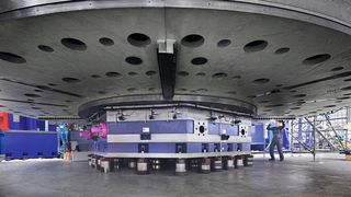 Ein Blick unter den Drehtisch zeigt die Dimensionen einer in der Endausbaustufe für Rotorgehäuse, mit einem Durchmesser von mehr als elf Metern, ausgelegten Portalfräsmaschine. (Bild: Starrag / Ralf Baumgarten)