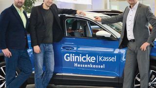 V. li.: Soner Catakli und Taner Catakli von Dealerdesk mit Peter Krusche, Geschäftsführer des Glinicke-Autohauses Hessenkassel. (Bild: Mauritz)