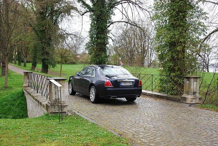 Mein Park, meine Brücke, mein Auto: In herrschaftlicher Umgebung fühlt sich der Rolls-Royce Ghost zu Hause. (Foto: Rosenow)