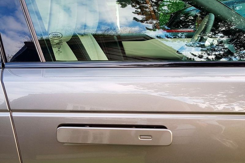 Sie fahren automatisch heraus, wenn man das Fahrzeug entriegelt – bei einem Unfall tun sie das noch bevor der Airbag auslöst. (Mauritz)