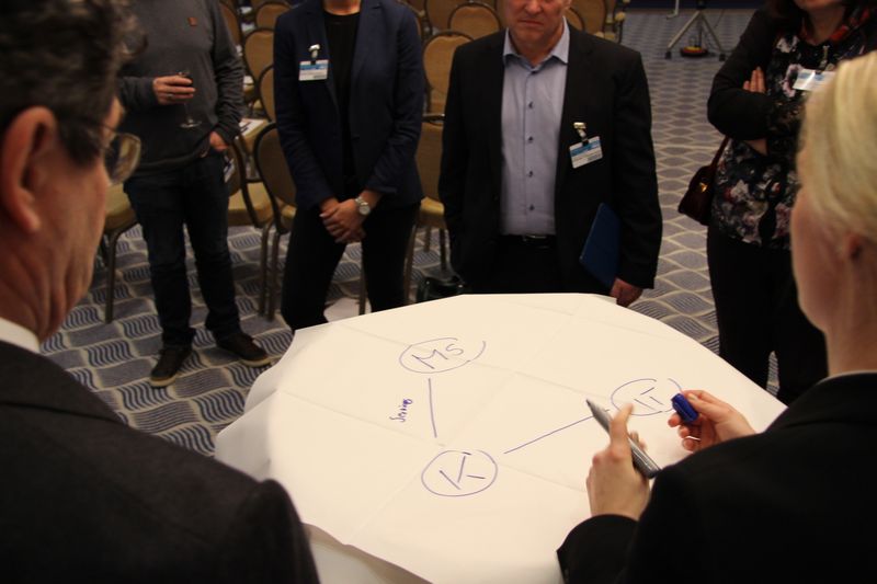 Wilfried Reiners und Janina Thieme mit dem Wordcafé »Der heiße Stuhl – Cloud & Recht«. (Akademie)