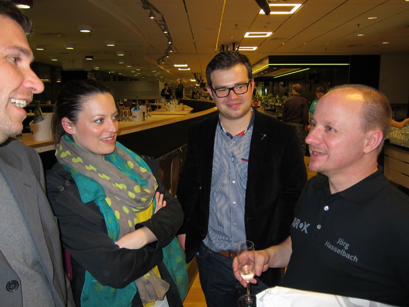 Nach einem erfolgreichen Messetag konnte Jörg Hasselbach, Tarox (r.), die Party genießen. (IT-BUSINESS)