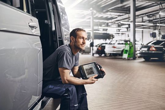 Bosch-KTS-Nutzer können mit dem neuen Serviceangebot „PTS 100“ leichter auf die Diagnoseportale der Fahrzeughersteller zugreifen bzw. mit deren Hilfe zahlreiche Arbeiten durchführen. Bosch-KTS-Nutzer können mit dem neuen Serviceangebot „PTS 100“ leichter auf die Diagnoseportale der Fahrzeughersteller zugreifen bzw. mit deren Hilfe zahlreiche Arbeiten durchführen.