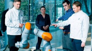 Sachsens Ministerpräsident Michael Kretschmer (rechts) probiert in der Gläsernen Manufaktur von Volkswagen in Dresden die neue Sensorjacke von Wandelbots aus. (Oliver Killig)