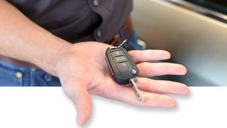 Kriminelle nutzen Probefahrten, um Pkw für immer verschwinden zu lassen. Das passiert häufig sogar auf Bestellung. Die Käufer warten mit Bargeld an einem verabredeten Treffpunkt. (Bild: Industrieblick - adobe.stock.com)