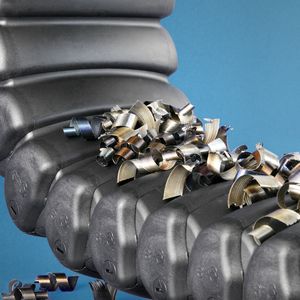 Kunststoff-Energierohr: An der glatten, gewölbten Außenkontur fallen Späne bei Berührung mit der Oberfläche ab.