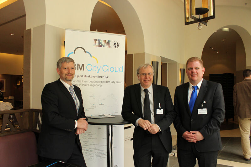 v. l. Rudolf Paul, Harald Neumann und Markus Mac Dougall an ihrem Demopoint (Vogel IT-Akademie)