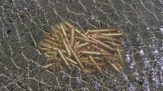 In der Nordsee sind schätzungsweise 1,3 Millionen Tonnen Altmunition verborgen, die langsam korrodieren und toxische Substanzen freisetzen (Bildmontage). (Bild: gemeinfrei, Bildmonatge; Gutachter-Kail, John-Silver)