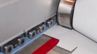 K+D integriert in Bobst-Klebemaschinen eine rotative Brailleprägung.  (Bild: K+D)