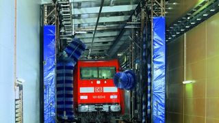 1 Saubermachen: Die Bürsten werden durch komplexe Steuerungsmechanismen an unterschiedliche Lok- und Wagentypen angepasst. (Archiv: Vogel Business Media)