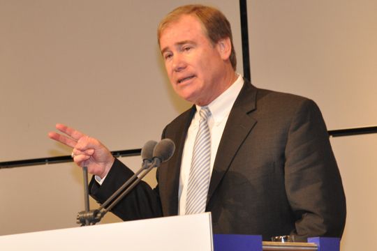 NADA-Präsident Phil Brady schildert seinen deutschen Kollegen die derzeitige Lage auf dem US-amerikanischen Automarkt. (Archiv: Vogel Business Media)