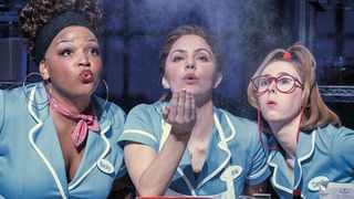 Die perfekte Illusion: Automatisierungssysteme und Schauspieler hauchen Theaterrequisiten Leben ein, wie bei dem Stück „Waitress“. (Johan Persson)
