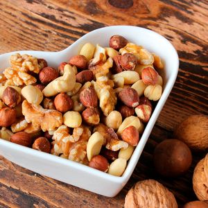 Klein und unscheinbar, aber mit großer Wirkung: Nüsse und Kerne wirken entzündungshemmend und schützen die grauen Zellen. Außerdem enthalten sie Nährstoffe wie Eisen, Magnesium oder verschiedene Vitamine. Besonders Walnüsse sind wahre Nährstoffbomben: Neben Eiweiß und B-Vitaminen enthalten sie noch Omega–3–Fettsäuren.(Bild:  fototheobald - stock.adobe.com)