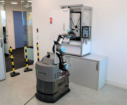 Bild 1: Gemeinsam entwickeln Intel und das Fraunhofer-IPA einen mobilen Manipulator, der das Personal bei der Maschineninstandhaltung unterstützen soll. Denn die bisherigen Möglichkeiten sind dafür noch nicht wirklich geeignet. Lesen Sie hier, wie man dabei vorgeht.(Bild:  Fraunhofer-IPA)